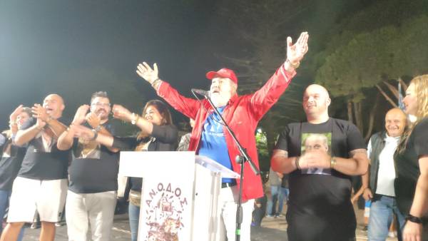 Ξανά δήμαρχος Τριφυλίας ο Λεβεντάκης - Στους πανηγυρισμούς με καπέλο ΣΥΡΙΖΑ, μπλούζα ΝΔ και παπούτσια ΠΑΣΟΚ! (βίντεο-φωτογραφίες)
