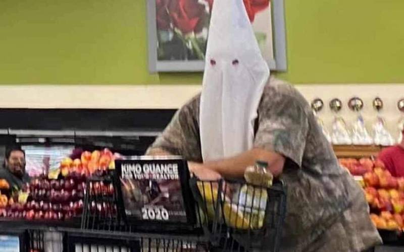 ΗΠΑ: Ανδρας σε σούπερ μάρκετ με κουκούλα της Κου Κουξ Κλαν αντί για μάσκα (Βίντεο)