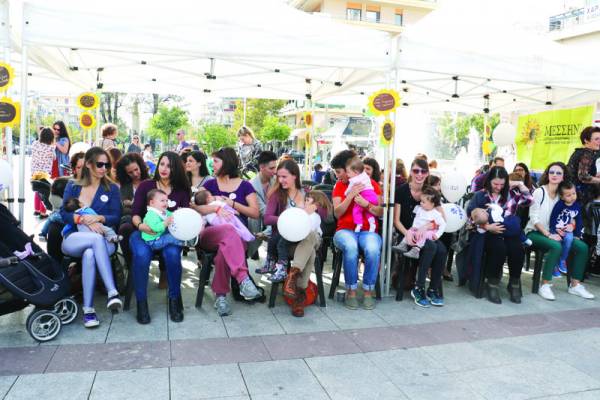 Δημόσιος θηλασμός στην πλατεία της Καλαμάτας (βίντεο)