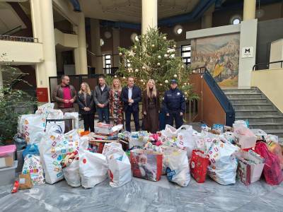 Μεσσηνία: Παραδόθηκαν τα παιχνίδια από τη χριστουγεννιάτικη δράση «Αϊ-Βασίλης Από Παιδί σε Παιδί»