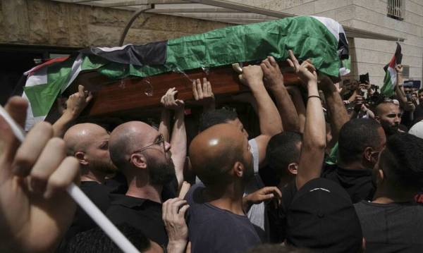 Ιερουσαλήμ: Επεισόδια στην κηδεία της δημοσιογράφου του Al Jazeera που σκοτώθηκε στη Δυτική Όχθη (βίντεο)
