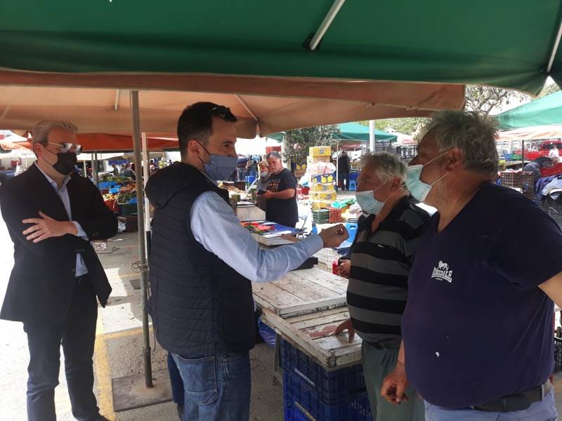 Επίσκεψη Χαρίτση στη λαϊκή αγορά της Καλαμάτας