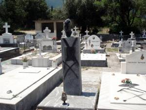 Κεφαλονιά: Ιερόσυλοι βεβήλωσαν τάφους ανταρτών με ναζιστικά σύμβολα