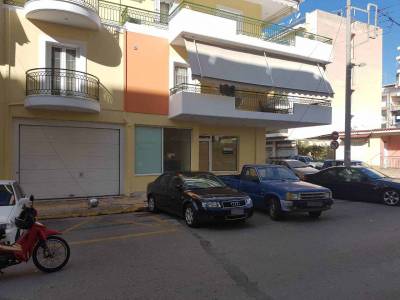Καλαμάτα: Σοβάδες και... φωτιστικό από κολόνα ΔΕΗ έπεσαν στην Κανάρη από το σεισμό