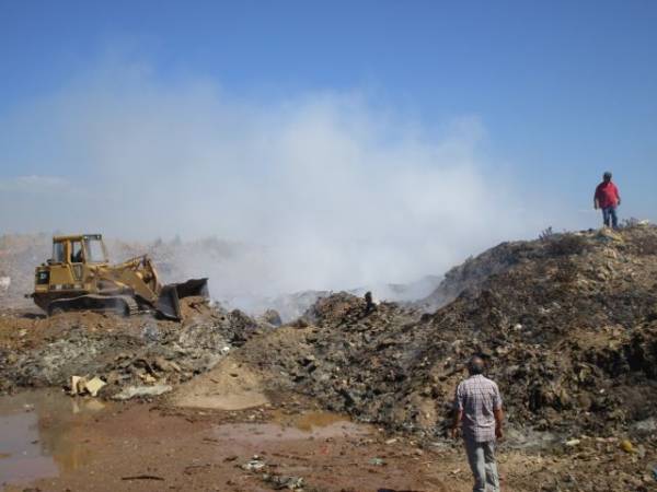 Τόνοι σκουπιδιών καίγονται στα Λιμενικά της Μεσσήνης (βίντεο-φωτογραφίες)