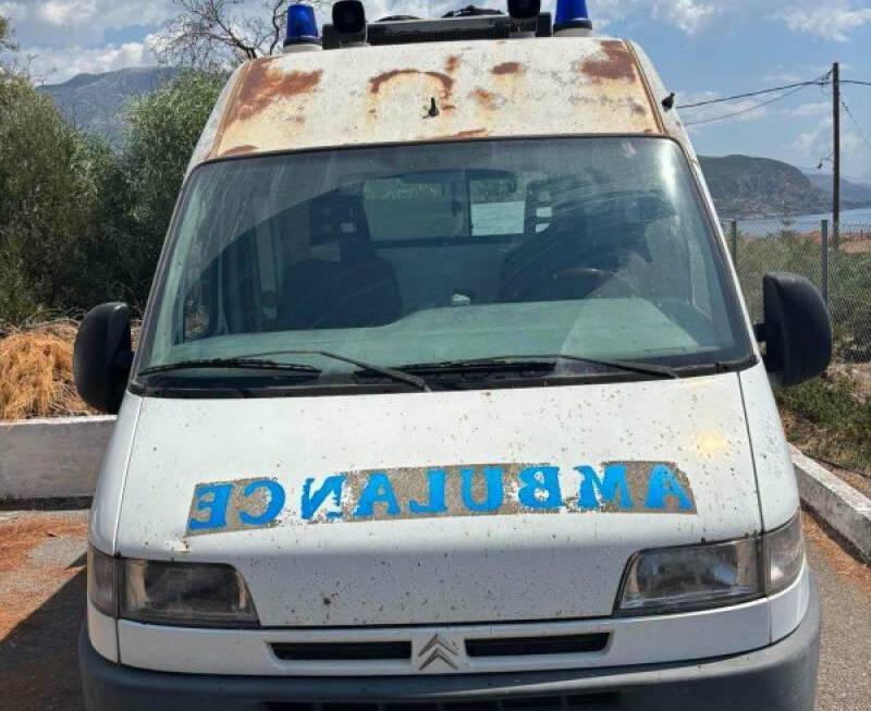 Το σκουριασμένο ασθενοφόρο τα λέει όλα για όλους