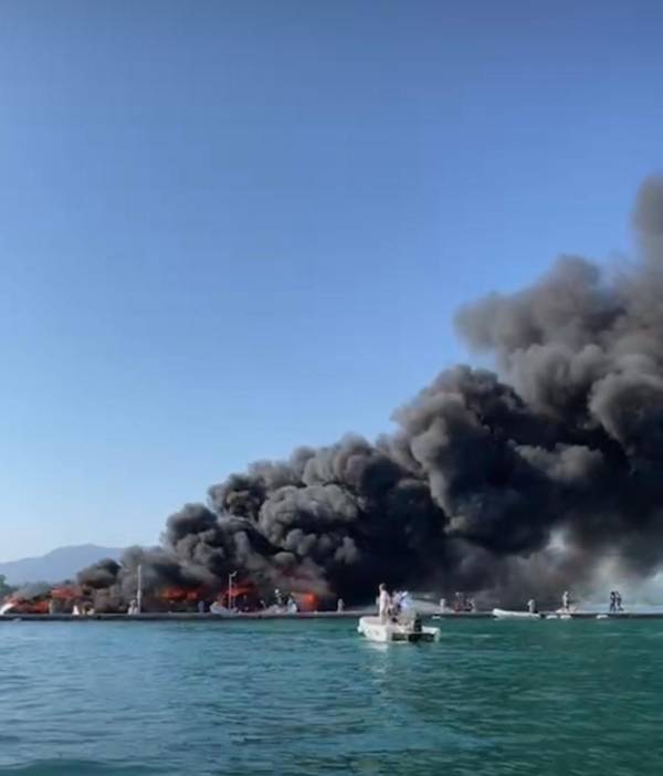 Κέρκυρα: Φλέγονται ιστιοπλοϊκά σκάφη στη μαρίνα των Γουβιών - Μεγάλη επιχείρηση κατάσβεσης