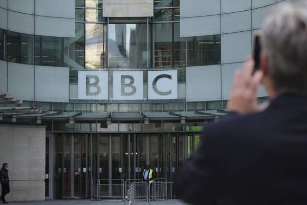 BBC: Έπειτα από πιέσεις ξεκινά έρευνα για την καταγγελία ότι παρουσιαστής πλήρωνε επί τρία χρόνια 17χρονο για γυμνές φωτογραφίες