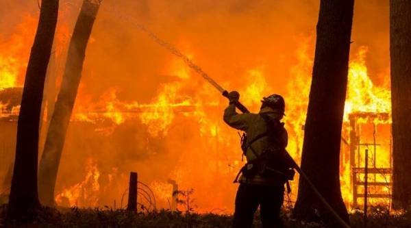 ΗΠΑ: Στο έλεος τεράστιων πυρκαγιών παραμένει η Καλιφόρνια, χιλιάδες πυροσβέστες δίνουν μάχη με τις φλόγες