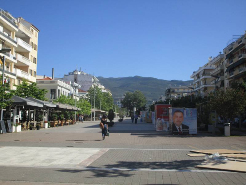 Ξηλώνουν τα εκλογικά περίπτερα από την κεντρική πλατεία Καλαμάτας