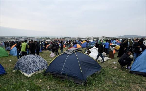 Για δεύτερη μέρα παραμένουν στον άτυπο καταυλισμό των Διαβατών πρόσφυγες και μετανάστες