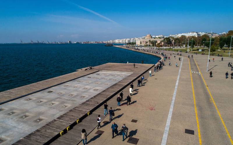Θεσσαλονίκη: 252 κρούσματα κορονοϊού στη Νέα Παραλία – Θετικό το 7,4% των τεστ