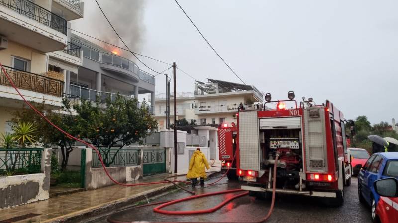 Καλαμάτα: Μεγάλη πυρκαγιά από κεραυνό σε σπίτι στην Αγία Τριάδα (βίντεο)