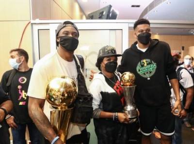 Στην Αθήνα με το κύπελλο του ΝBA ο Γιάννης και ο Θανάσης Αντετοκούνμπο (βίντεο)