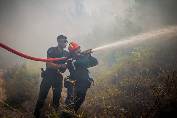 Για δέκατη μέρα συνεχίζεται η μάχη για την κατάσβεση της πυρκαγιάς στη Ρόδο