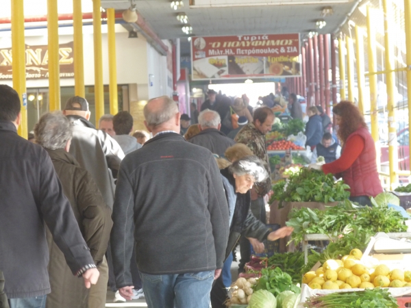 Μετά τη βροχή: Αυξημένη κίνηση στη λαϊκή αγορά