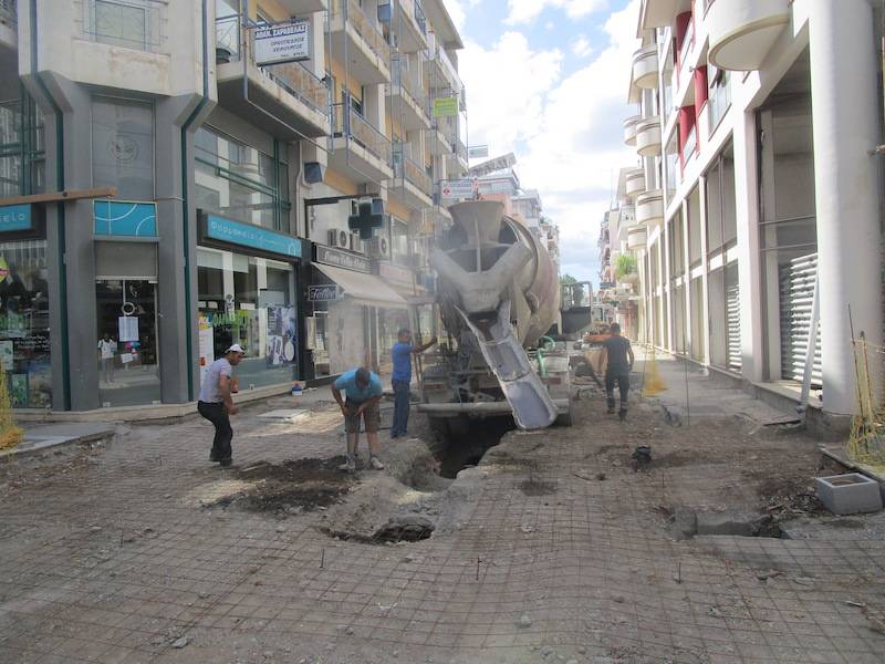 Καλαμάτα: Εριξαν τσιμέντο στην Ιατροπούλου