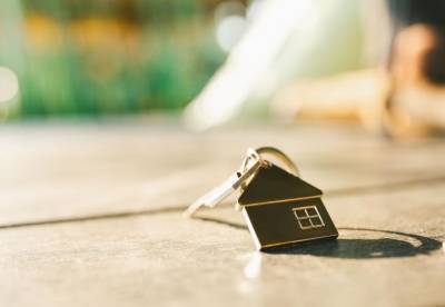 Μεταβιβάσεις ακινήτων μόνο στον συμβολαιογράφο: Πώς ξεμπλοκάρουν τα κατασχεμένα