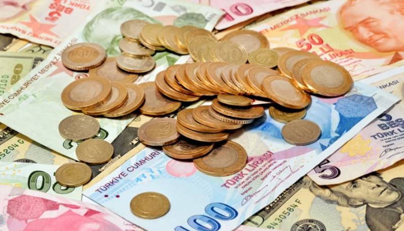 Σε ιστορικά χαμηλό επίπεδο έναντι του δολαρίου υποχωρεί η τουρκική λίρα