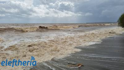 Η κακοκαιρία Erminio «έβαψε» καφέ τη θάλασσα της Καλαμάτας (βίντεο+φωτογραφίες)