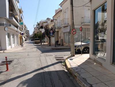 Να τοποθετηθούν ξανά τα πλαστικά κολονάκια