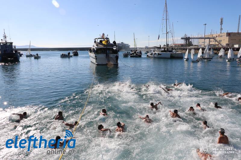 Θεοφάνια στην Καλαμάτα: Ο Ντίνος Αδαμόπουλος έπιασε για 4η φορά τον Σταυρό (βίντεο-φωτογραφίες)