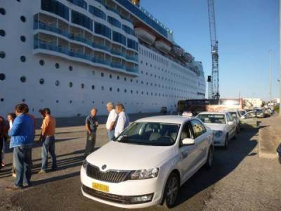 Οι ταξιτζήδες ζητούν να συνεχιστεί ο διαγωνισμός για τη μεταφορά μαθητών και απειλούν με προσφυγή