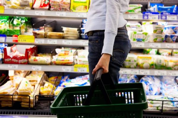 Αυξάνονται κάθε μήνα οι τιμές των τροφίμων (Βίντεο)