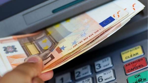 Προμήθεια 2-3 ευρώ για αναλήψεις από ATM άλλων τραπεζών (Βίντεο)