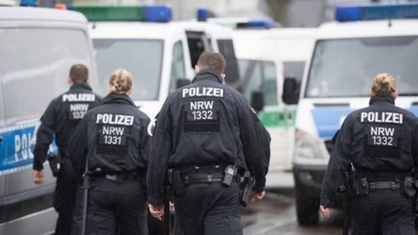 Δίκτυο διακίνησης μεταναστών εξάρθρωσε η γερμανική αστυνομία - Πωλούσαν άδειες παραμονής σε εύπορους Άραβες και Κινέζους
