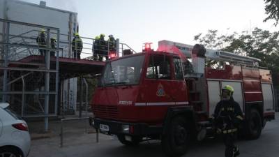 Από μερικό έλεγχο η πυρκαγιά σε παλιό κτίριο του θεάτρου Μπάντμιντον