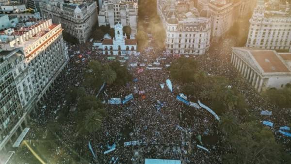 Αργεντινή: Ογκώδεις διαδηλώσεις υπέρ του δημόσιου πανεπιστημίου, κατά της πολιτικής λιτότητας