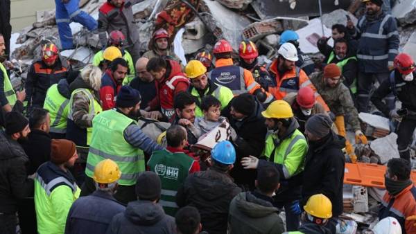 12χρονο αγόρι ανασύρθηκε ζωντανό από τα ερείπια 260 ώρες μετά τον σεισμό στην Τουρκία