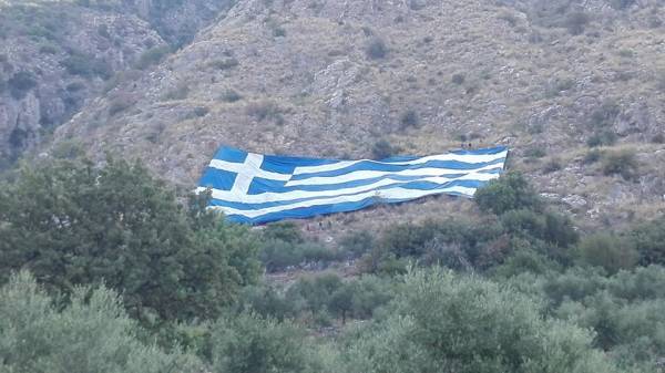 Σε πλαγιά της Βέργας τοποθετήθηκε η τεράστια ελληνική σημαία