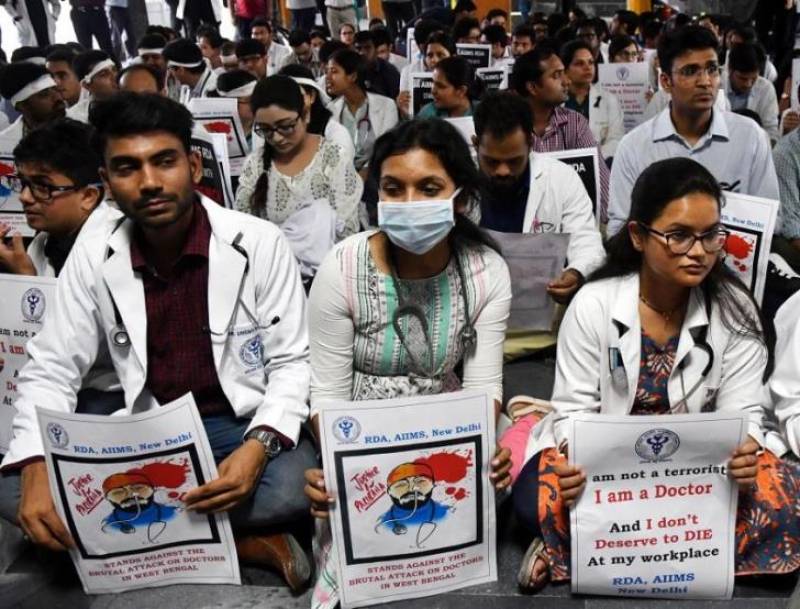 Ινδία: Χιλιάδες γιατροί απεργούν ζητώντας καλύτερες συνθήκες εργασίας και προσλήψεις