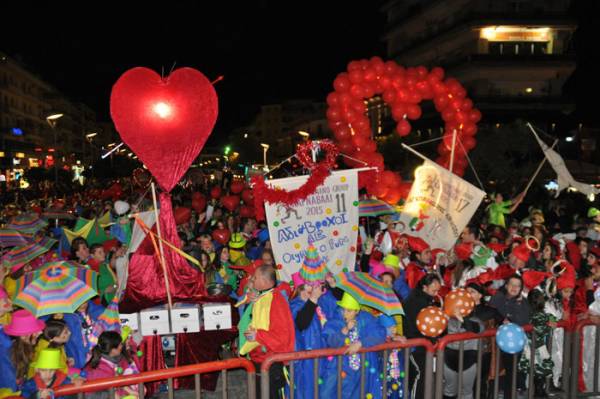 Μεγάλη συμμετοχή στην νυχτερινή παρέλαση του Καλαματιανού Καρναβαλιού (φωτογραφίες, βίντεο)