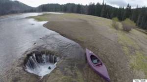 Βίντεο: Δείτε τη λίμνη που αδειάζει κάθε χρόνο ξαφνικά!