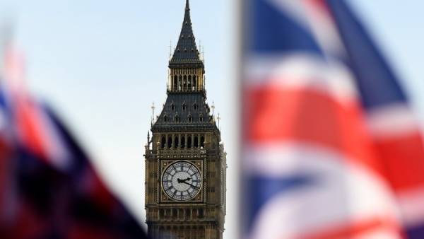 Η Βρετανία ανακοίνωσε νέες εμπορικές κυρώσεις στη Ρωσία