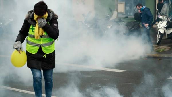 Δακρυγόνα και συλλήψεις στο Παρίσι για τον 1 χρόνο από την έναρξη των διαδηλώσεων των «κίτρινων γιλέκων»