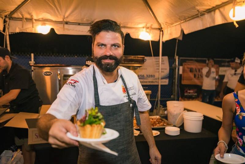 Ο μεσσήνιος σεφ Δημήτρης Πυλιώτης βραβεύτηκε από τον δήμαρχο του Miami Beach Dan Gelber