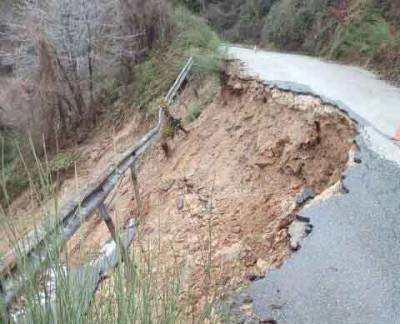 Μεσσηνία: Κλειστός από κατολίσθηση ο δρόμος από Λαδά προς ΕΟ Καλαμάτας - Σπάρτης (φωτογραφίες)