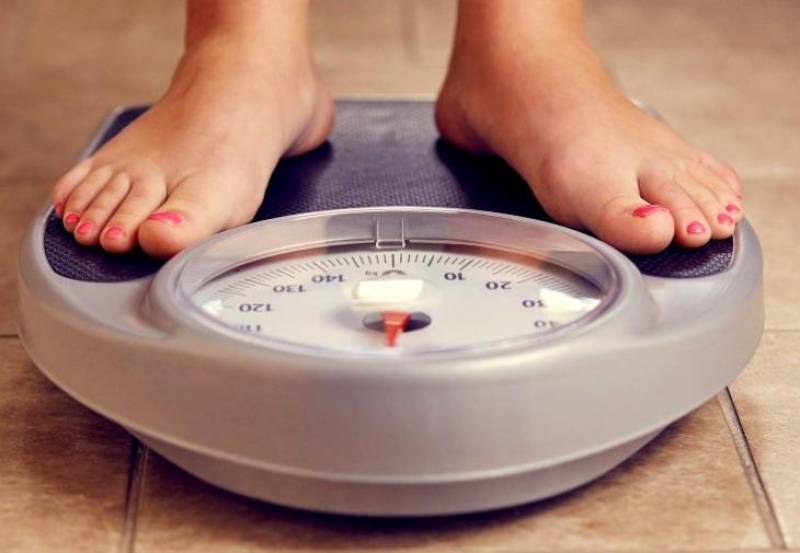Έρευνα: Πόσα κιλά πρέπει να ζυγίζει κάποιος μετά τα 40 για να ζήσει περισσότερο