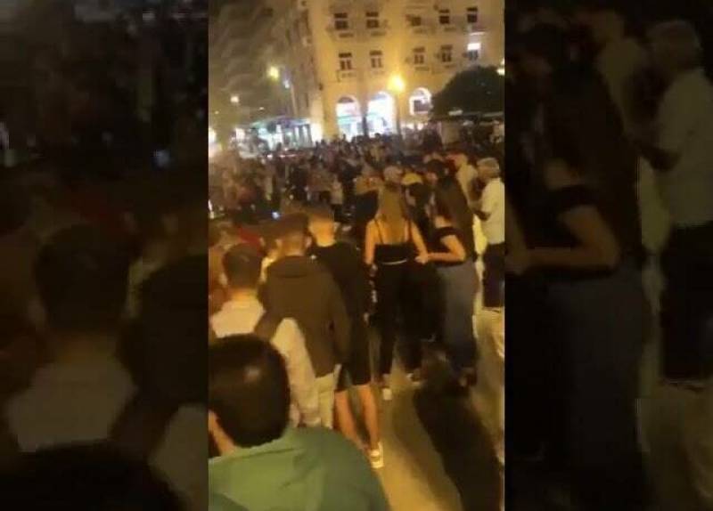 Θεσσαλονίκη: Εικόνες συνωστισμού με δεκάδες νέους στην πλατεία Αριστοτέλους (Βίντεο)