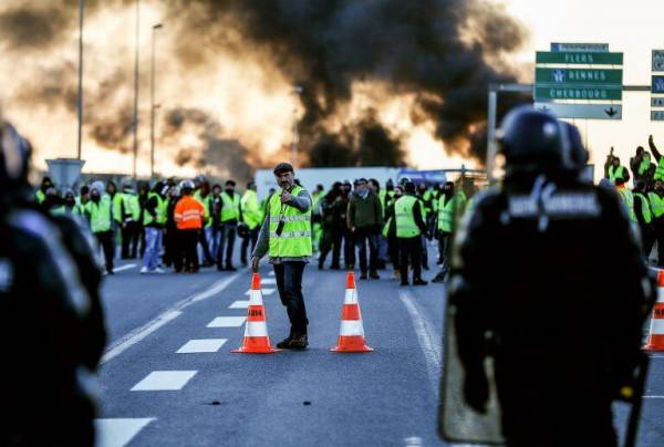 Γαλλία: Συγκρούσεις ξέσπασαν στη διαδήλωση των &quot;κίτρινων&quot; γιλέκων στο Παρίσι