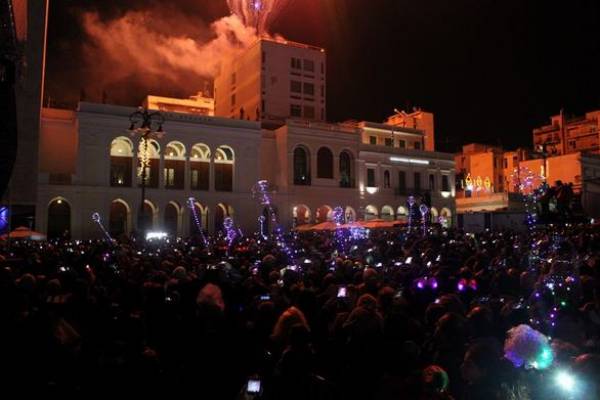 Ξεκίνησε το πατρινό καρναβάλι με μία φαντασμαγορική τελετή στην πλατεία Γεωργίου
