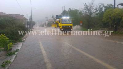 Μεσσηνία: Πλημμύρισαν σπίτια σε Κατσαρού και Σιάμου και η παλιά εθνική οδός - Απεγκλωβισμός οδηγού (βίντεο)