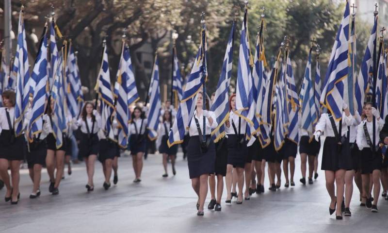 28η Οκτωβρίου: Στις Περιφέρειες το «μπαλάκι» για τα μέτρα στις παρελάσεις
