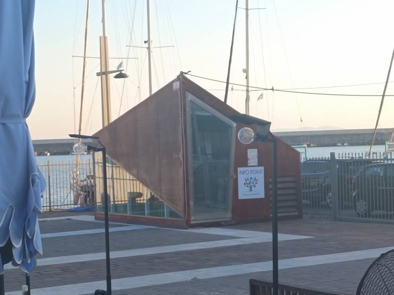 Βρήκαν κλειστό το Info Kiosk