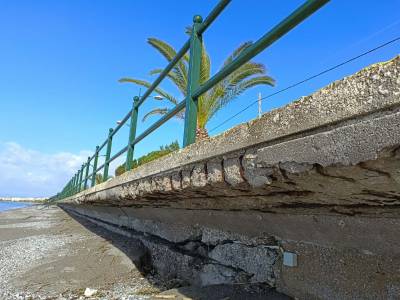 Εργασίες στο φθαρμένο νότιο πεζοδρόμιο της Ναυαρίνου