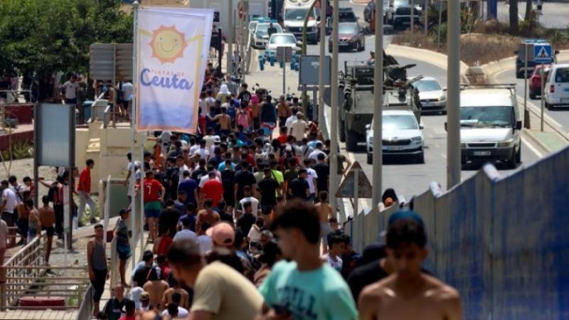 Ισπανία: Χιλιάδες μετανάστες παραμένουν στη Θέουτα